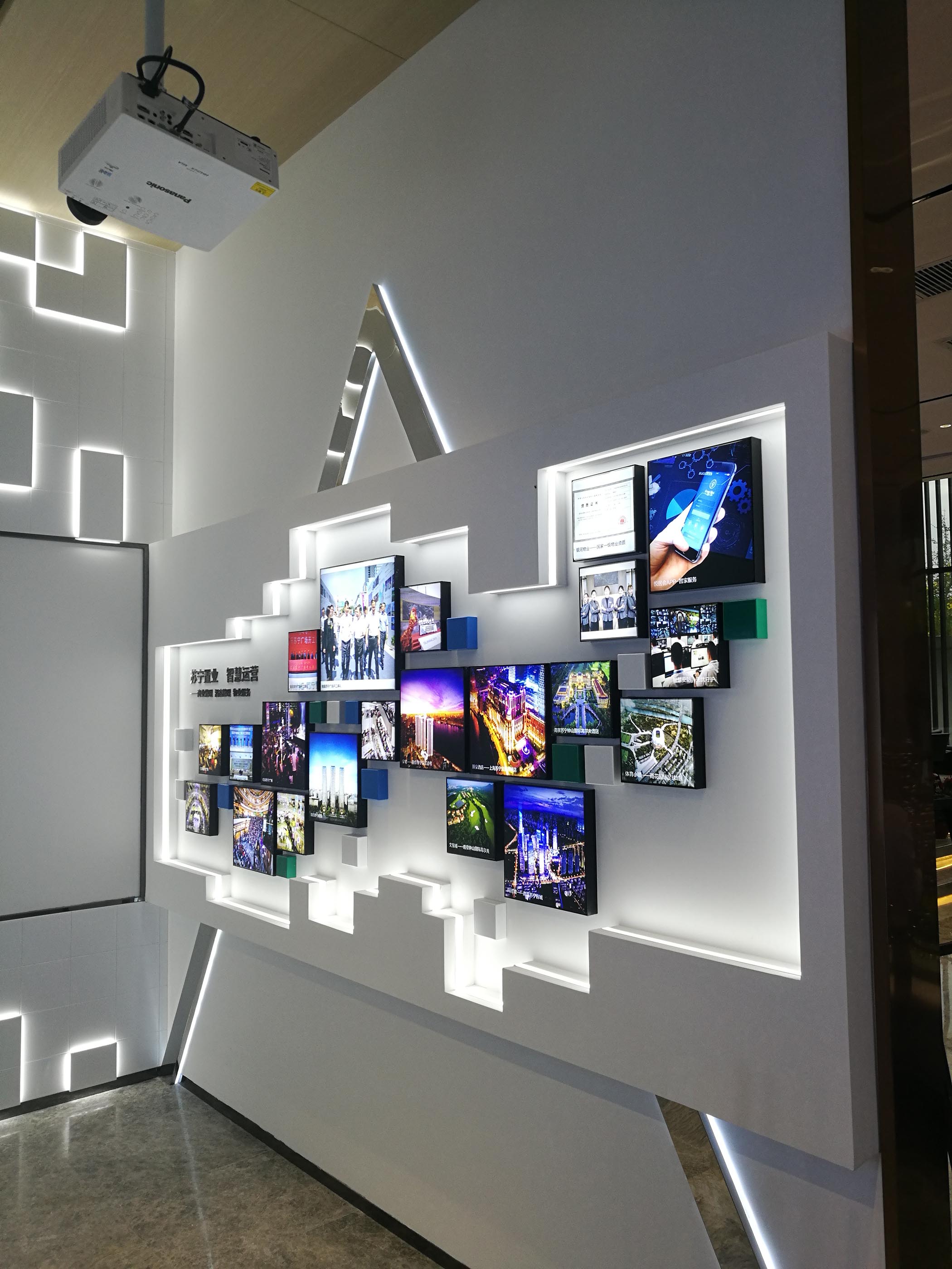 安庆.苏宁悦城售楼部科技展厅装饰装修工程(图1) 安庆.苏宁悦城售楼部科技展厅装饰装修工程(图1)