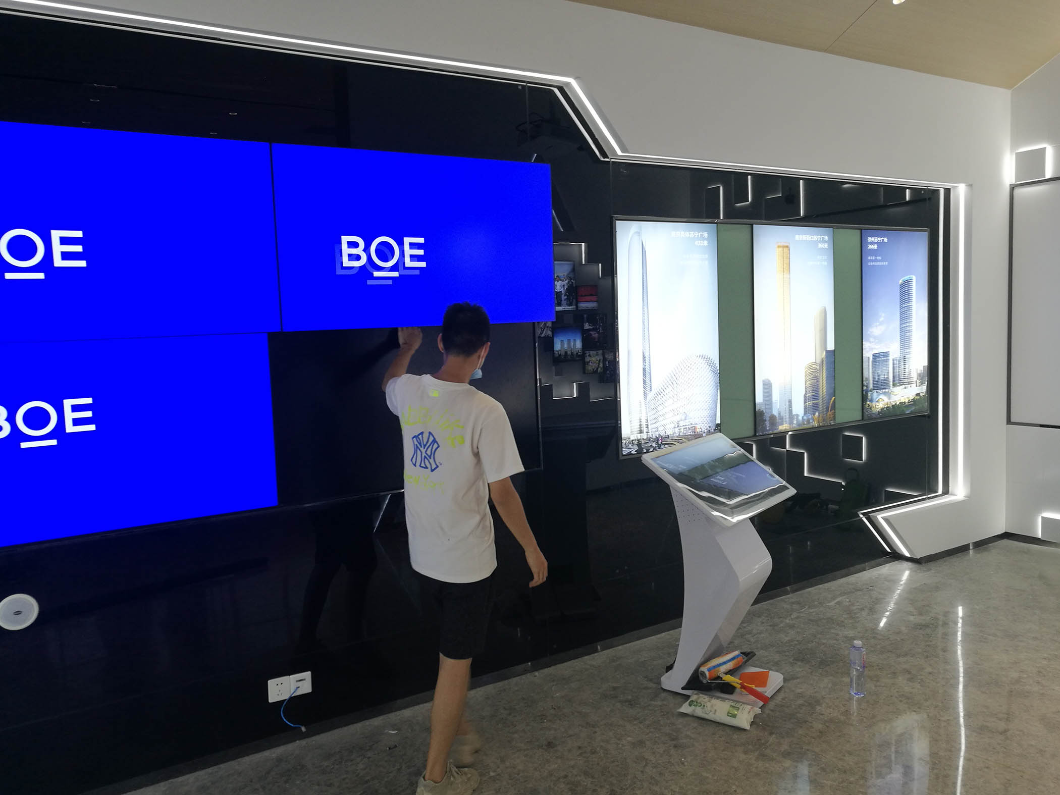 安庆.苏宁悦城售楼部科技展厅装饰装修工程(图3) 安庆.苏宁悦城售楼部科技展厅装饰装修工程(图3)